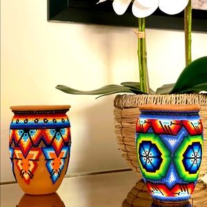 Vaso de cerámica con chakiras estilo huichol